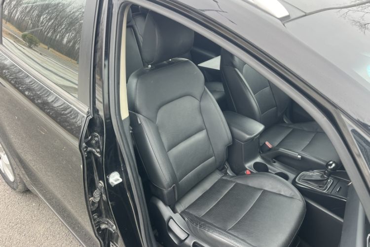 Used Kia Carens 2013 2.0L 7-Seater Automatic Comfort Edition China IV Standard Interior 4