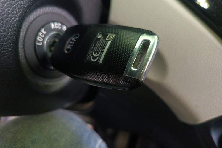 Used Kia Carens 2013 2.0L 7-Seater Automatic Comfort Edition China IV Standard Vehicle Key