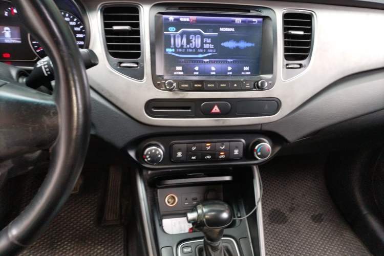 Used Kia Carens 2013 2.0L 7-Seater Automatic Standard Version China IV Standard Audio And AC Panel