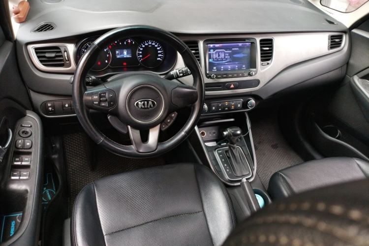 Used Kia Carens 2013 2.0L 7-Seater Automatic Standard Version China IV Standard Center Console