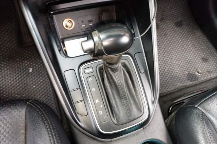 Used Kia Carens 2013 2.0L 7-Seater Automatic Standard Version China IV Standard Gear Lever