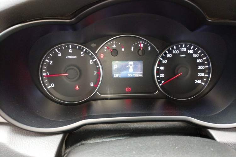 Used Kia Carens 2013 2.0L 7-Seater Automatic Standard Version China IV Standard Instrument Cluster