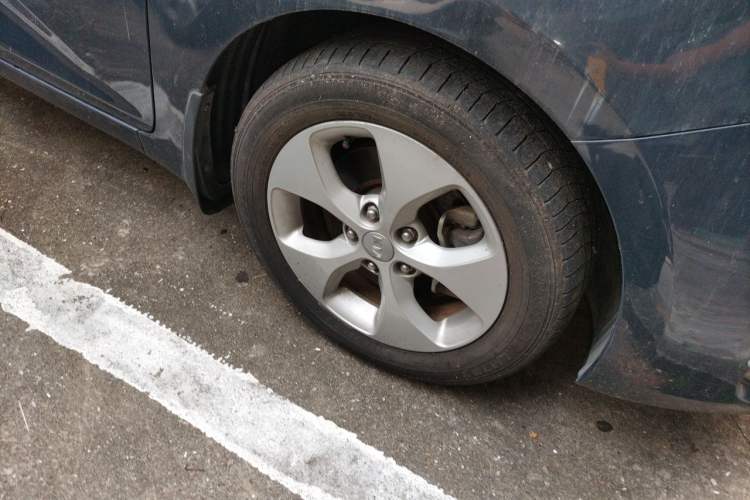 Used Kia Carens 2013 2.0L 7-Seater Automatic Standard Version China IV Standard Right Front Wheel Hub