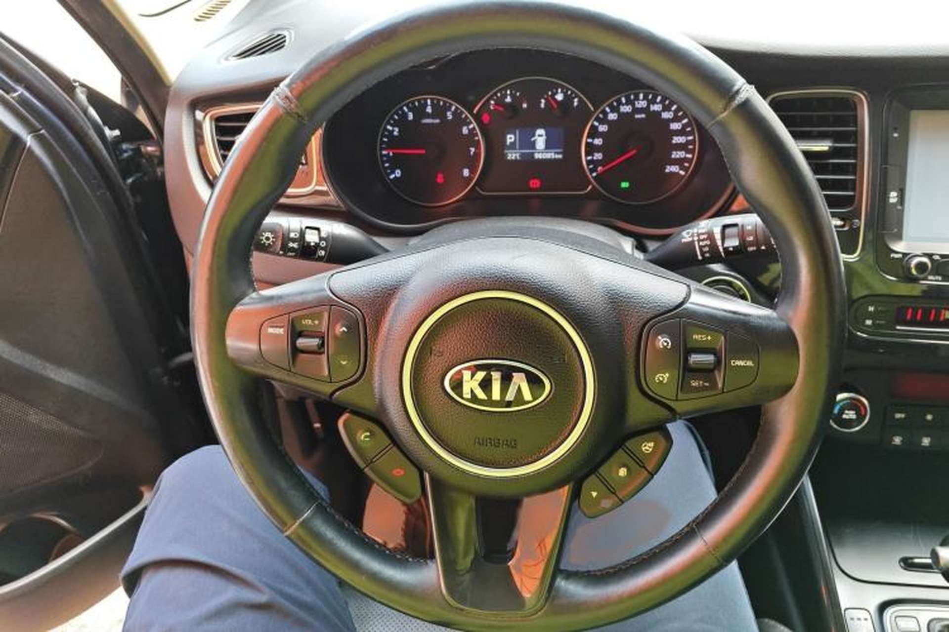 Used Kia Carens 2013 2.0L 7-Seater Automatic Luxury Version China IV Standard Steering Wheel
