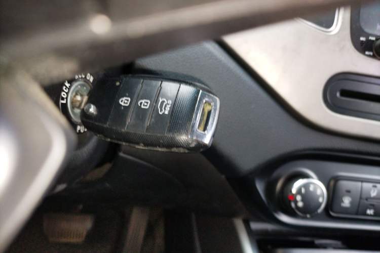 Used Kia Carens 2013 2.0L 7-Seater Automatic Standard Version China IV Standard Vehicle Key