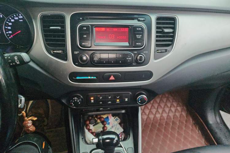Used Kia Carens 2013 2.0L 5-Seater Automatic Comfort Version China V Standard Audio And AC Panel