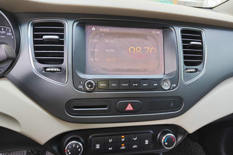 Used Kia Carens 2013 2.0L 7-Seater Automatic Standard Version China IV Standard Audio And AC Panel
