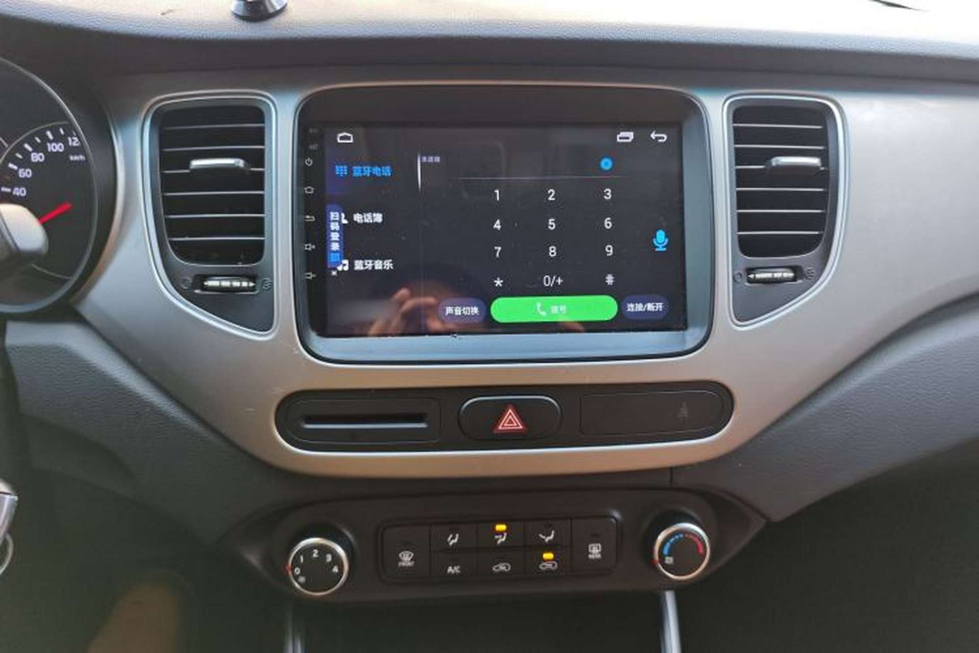 Used Kia Carens 2013 2.0L 7-Seater Automatic Standard Version China V Standard Audio And AC Panel