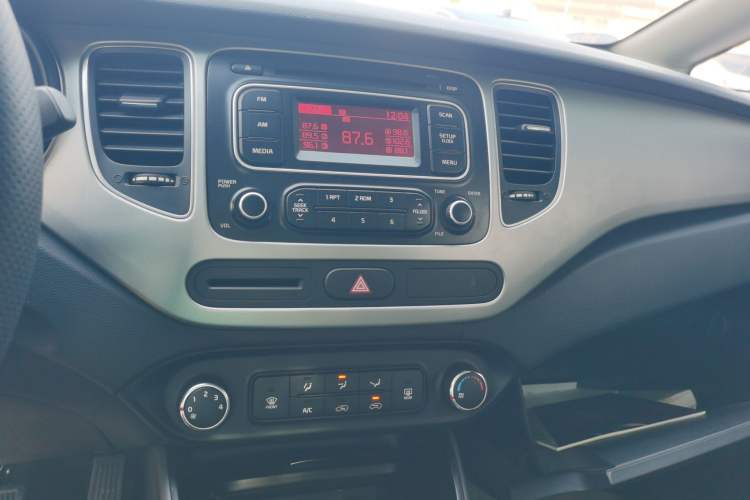 Used Kia Carens 2013 2.0L 7-Seater Automatic Standard Version China IV Standard Audio And AC Panel