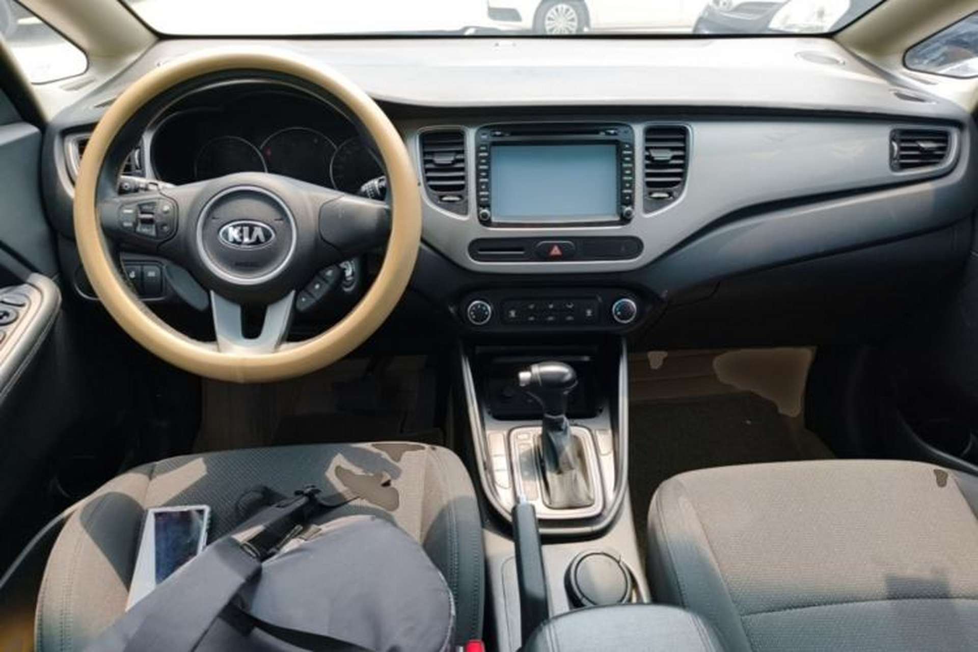 Used Kia Carens 2013 2.0L 7-Seater Automatic Standard Version China IV Standard Center Console