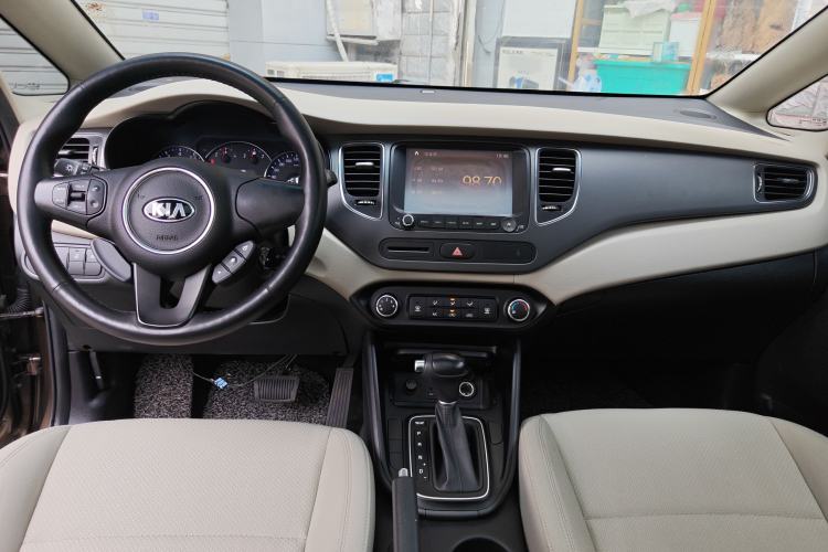Used Kia Carens 2013 2.0L 7-Seater Automatic Standard Version China IV Standard Center Console