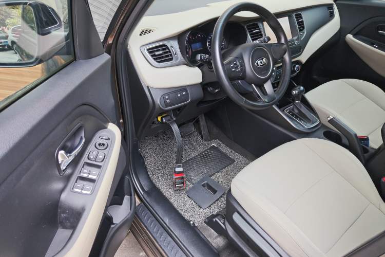 Used Kia Carens 2013 2.0L 7-Seater Automatic Standard Version China IV Standard Driver Seat