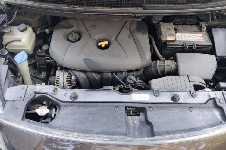 Used Kia Carens 2013 2.0L 5-Seater Automatic Standard Version China V Standard Engine Bay