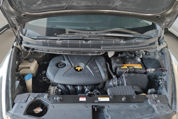 Used Kia Carens 2013 2.0L 7-Seater Automatic Luxury Version China IV Standard Engine Bay