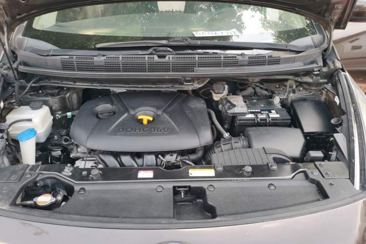 Used Kia Carens 2013 2.0L 7-Seater Automatic Standard Version China IV Standard Engine Bay