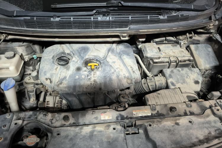 Used Kia Carens 2013 2.0L 7-Seater Automatic Standard Version China IV Standard Engine Bay