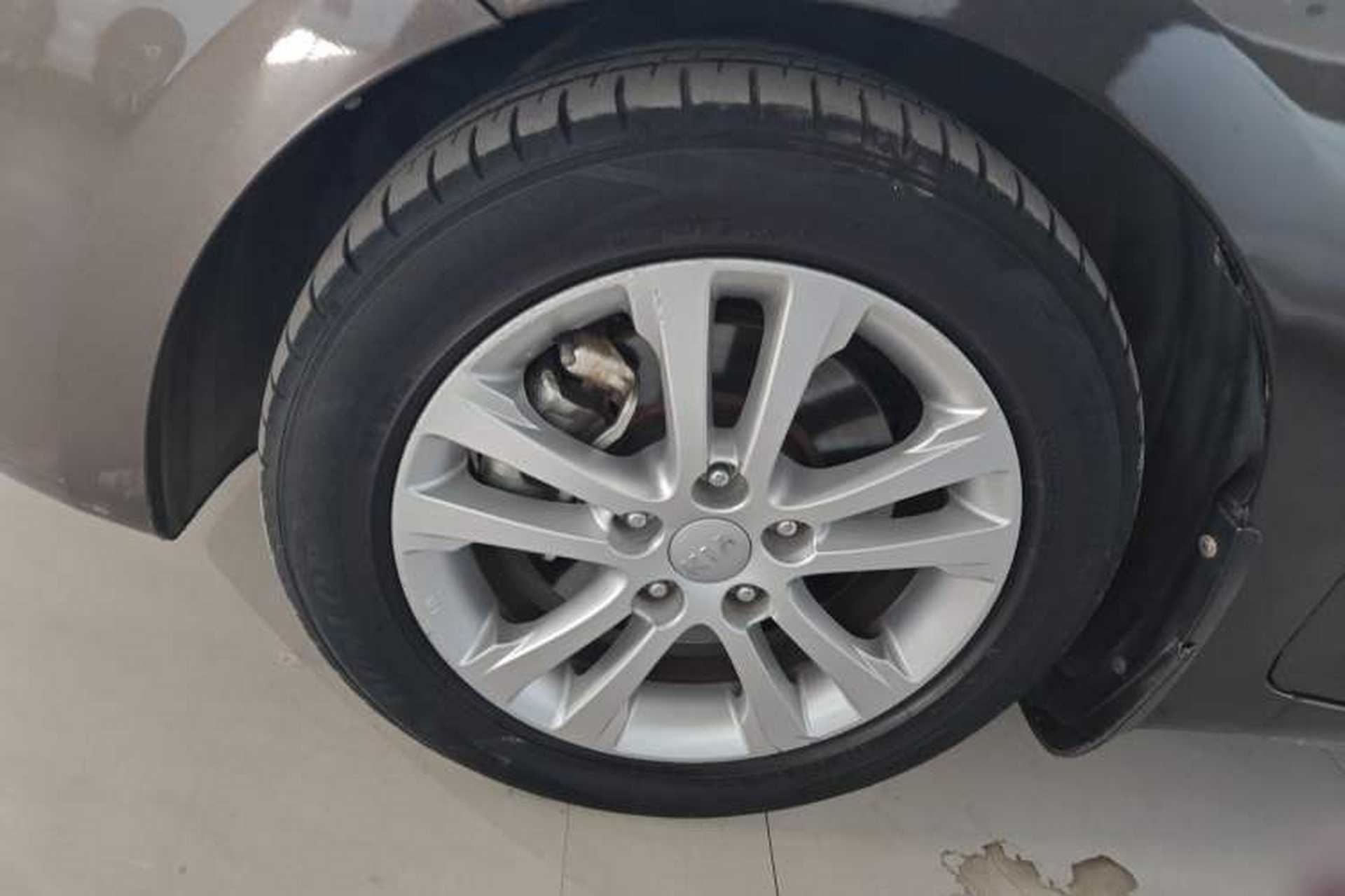 Used Kia Carens 2013 2.0L 7-Seater Automatic Luxury Version China IV Standard Exterior 3