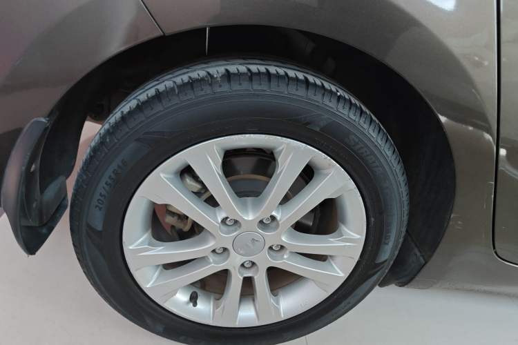 Used Kia Carens 2013 2.0L 7-Seater Automatic Luxury Version China IV Standard Exterior 4