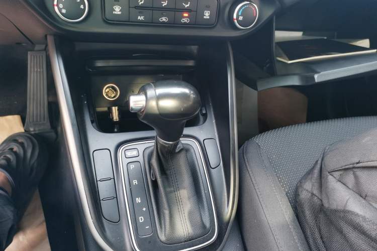 Used Kia Carens 2013 2.0L 7-Seater Automatic Standard Version China IV Standard Gear Lever