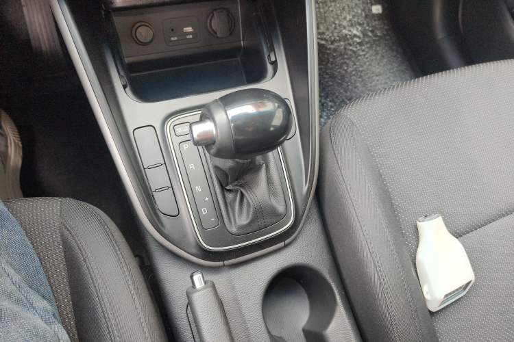 Used Kia Carens 2013 2.0L 5-Seater Automatic Standard Version China V Standard Gear Lever