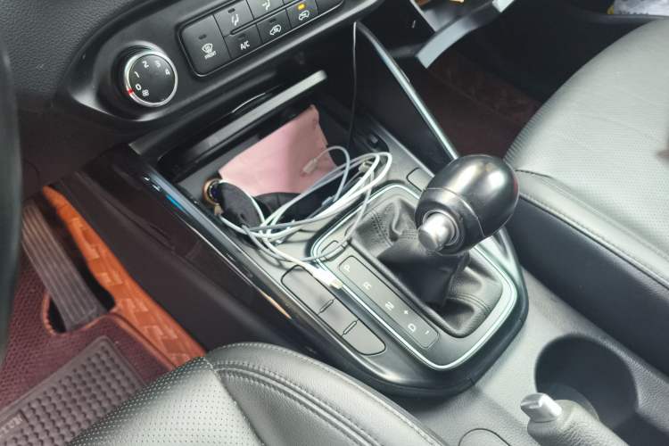Used Kia Carens 2013 2.0L 7-Seater Automatic Comfort Edition China V Standard Gear Lever
