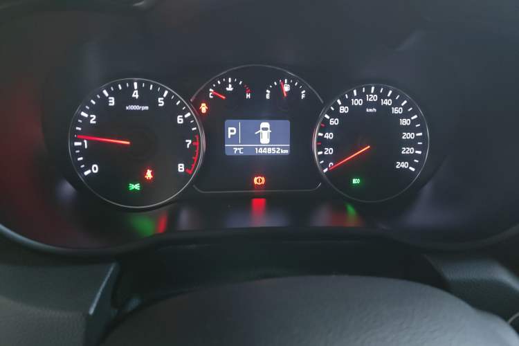 Used Kia Carens 2013 2.0L 7-Seater Automatic Luxury Version China IV Standard Instrument Cluster