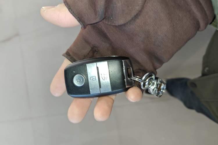 Used Kia Carens 2013 2.0L 7-Seater Automatic Luxury Version China IV Standard Interior 1