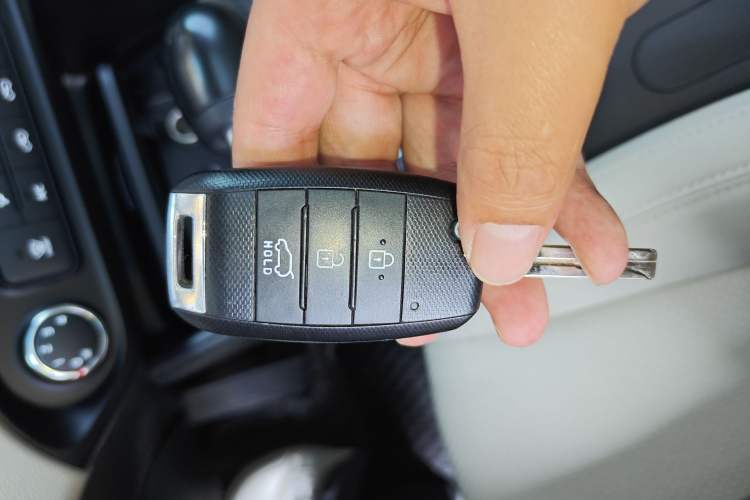 Used Kia Carens 2013 2.0L 7-Seater Automatic Standard Version China IV Standard Interior 1