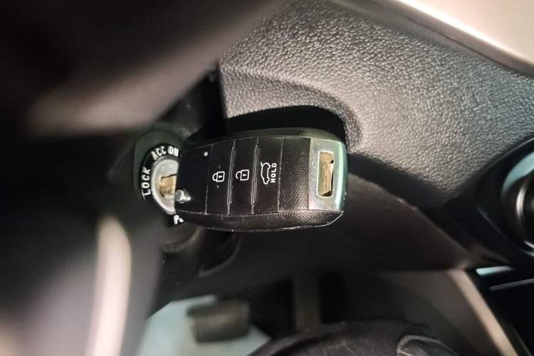 Used Kia Carens 2013 2.0L 7-Seater Automatic Standard Version China IV Standard Interior 1