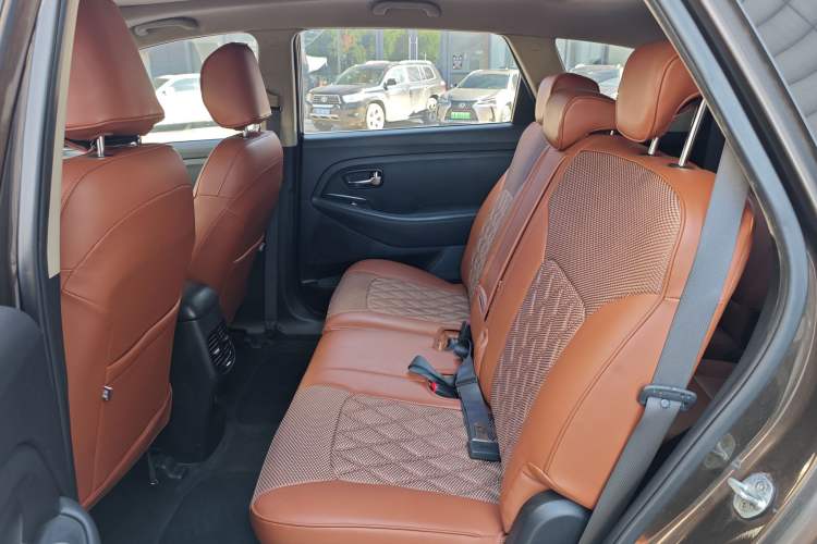 Used Kia Carens 2013 2.0L 7-Seater Automatic Standard Version China V Standard Interior 3