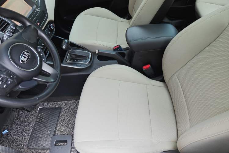 Used Kia Carens 2013 2.0L 7-Seater Automatic Standard Version China IV Standard Left Front Seat