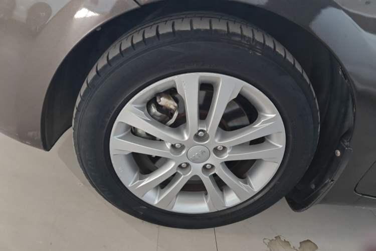 Used Kia Carens 2013 2.0L 7-Seater Automatic Luxury Version China IV Standard Left Front Wheel Hub