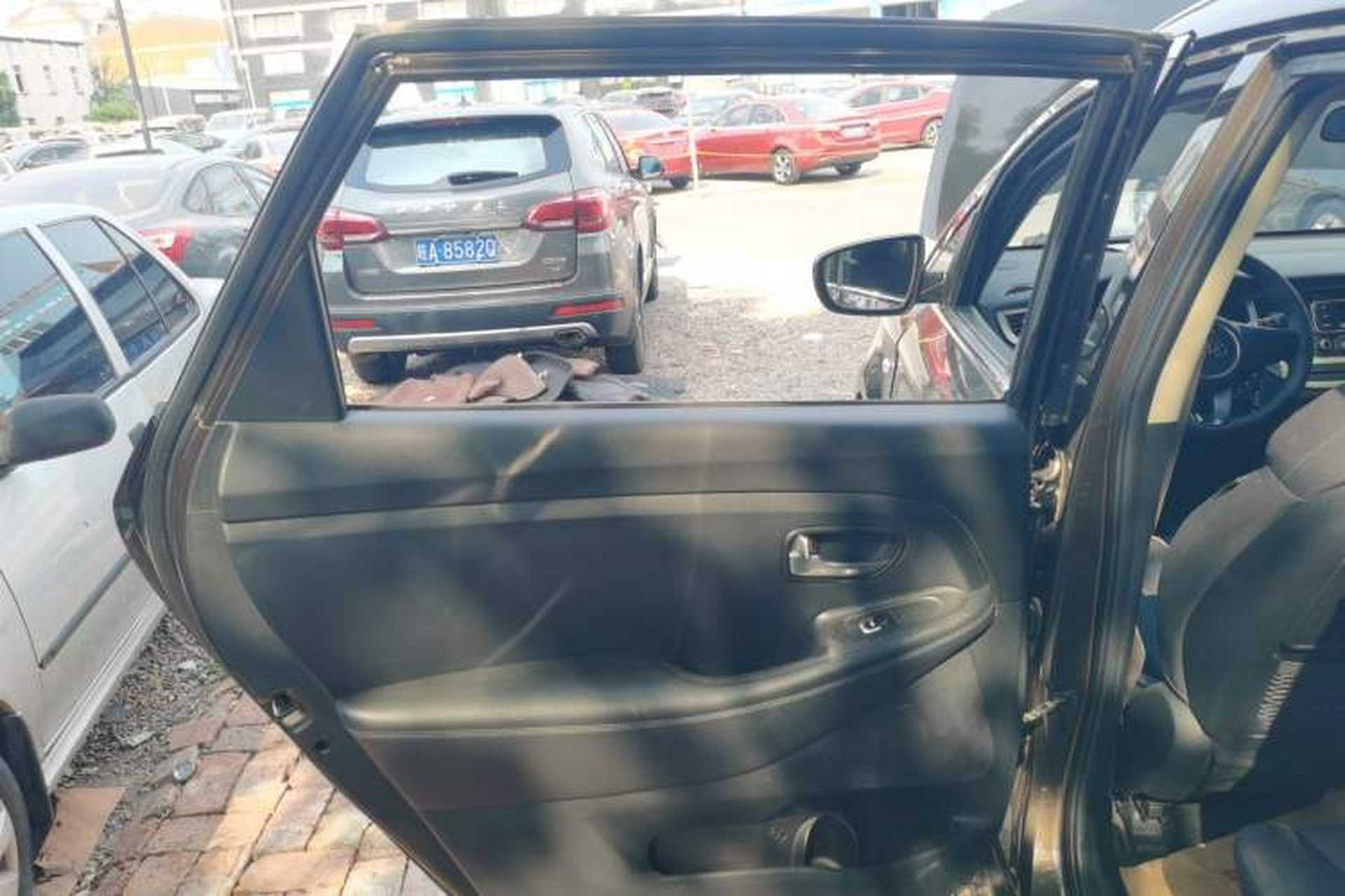 Used Kia Carens 2013 2.0L 7-Seater Automatic Standard Version China IV Standard Left Rear Door Interior