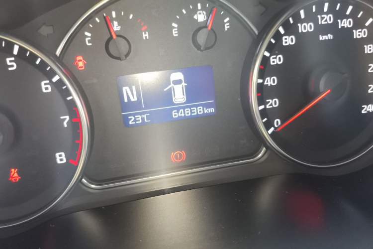 Used Kia Carens 2013 2.0L 7-Seater Automatic Comfort Edition China V Standard Odometer Close Up