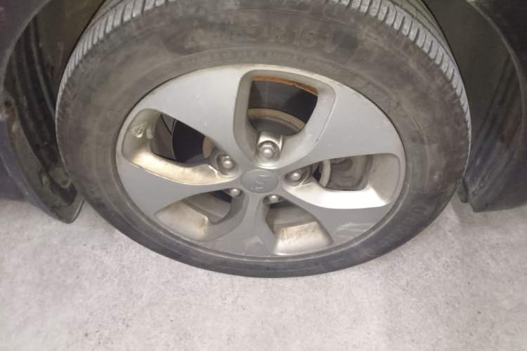 Used Kia Carens 2013 2.0L 5-Seater Automatic Standard Version China V Standard Right Front Wheel Hub