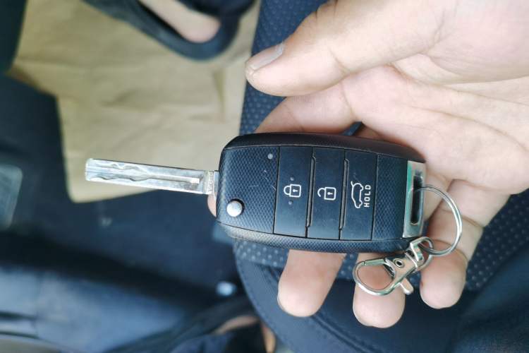 Used Kia Carens 2013 2.0L 7-Seater Automatic Standard Version China IV Standard Vehicle Key