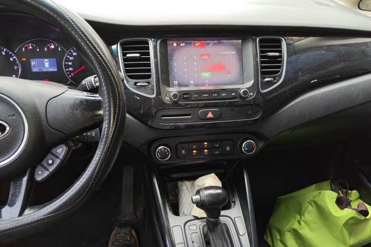 Used Kia Carens 2013 2.0L 7-Seater Automatic Comfort Edition China IV Standard Audio And AC Panel