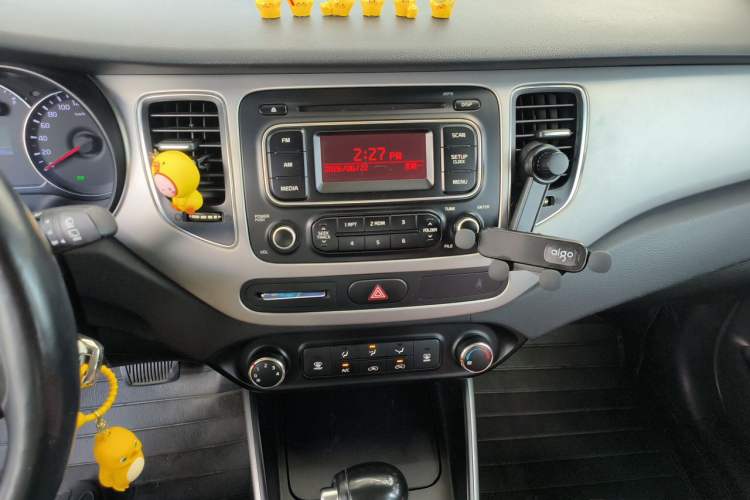 Used Kia Carens 2013 2.0L 7-Seater Automatic Standard Version China V Standard Audio And AC Panel
