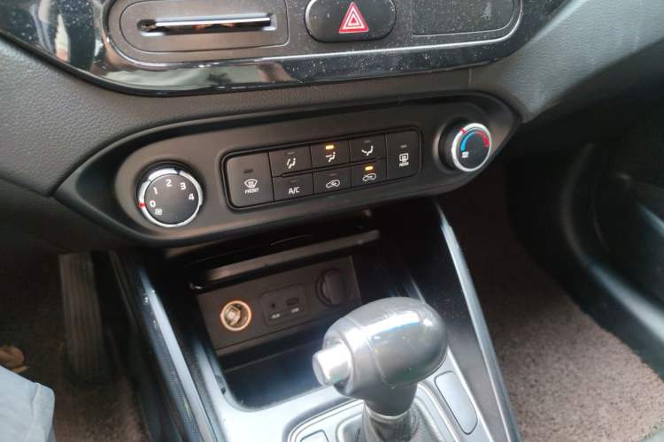 Used Kia Carens 2013 2.0L 5-Seater Automatic Comfort Version China IV Standard Audio And AC Panel