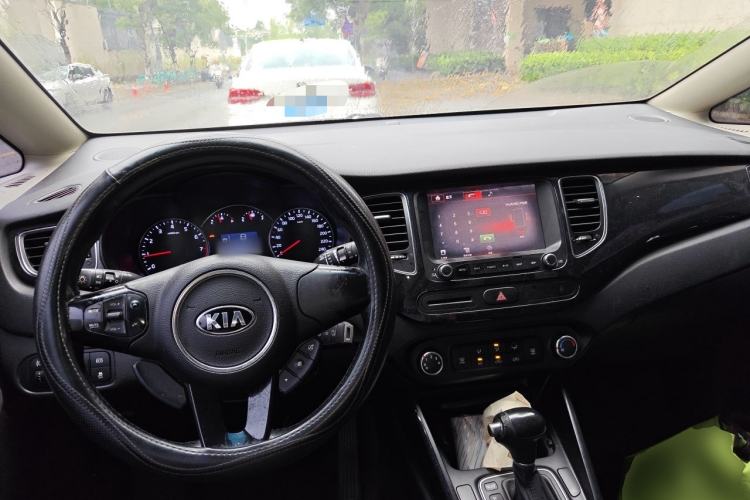 Used Kia Carens 2013 2.0L 7-Seater Automatic Comfort Edition China IV Standard Center Console