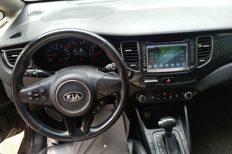 Used Kia Carens 2013 2.0L 5-Seater Automatic Comfort Version China IV Standard Center Console