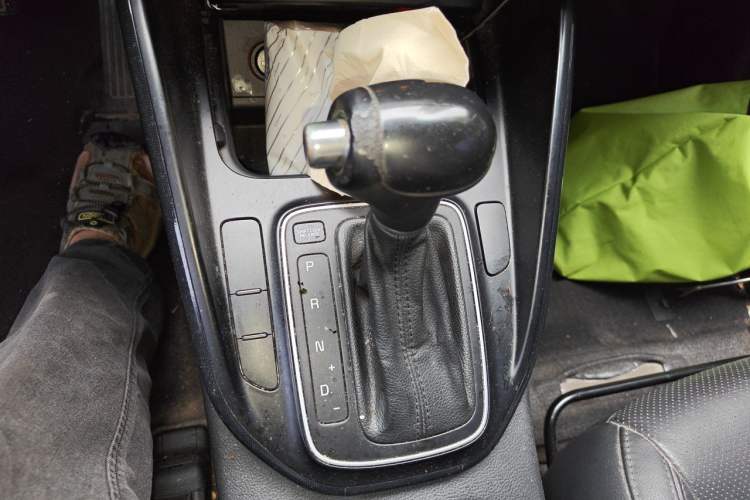 Used Kia Carens 2013 2.0L 7-Seater Automatic Comfort Edition China IV Standard Gear Lever