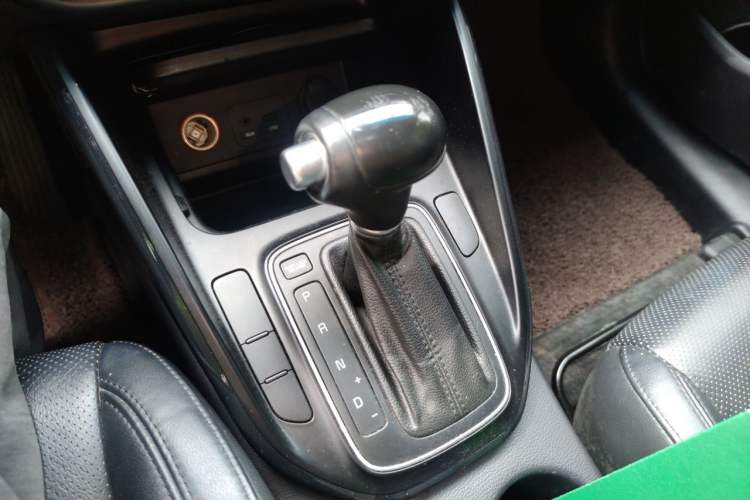 Used Kia Carens 2013 2.0L 5-Seater Automatic Comfort Version China IV Standard Gear Lever