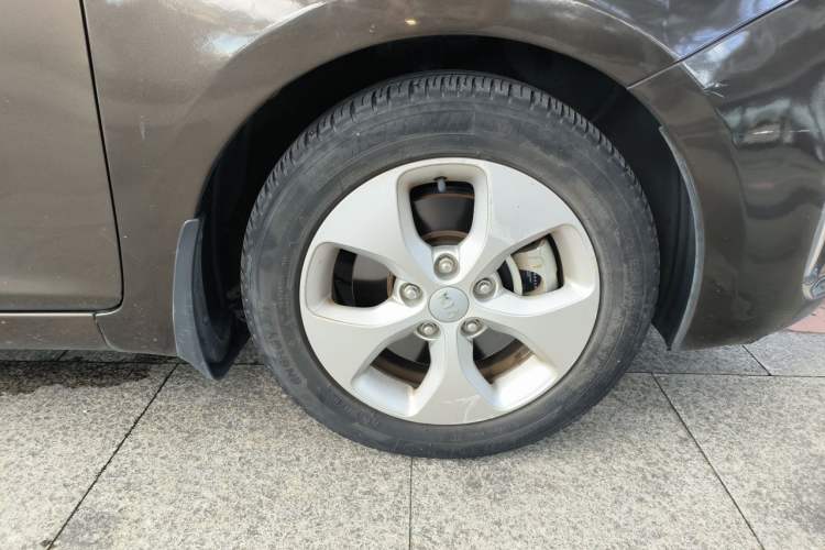 Used Kia Carens 2013 2.0L 7-Seater Automatic Standard Version China V Standard Right Front Wheel Hub