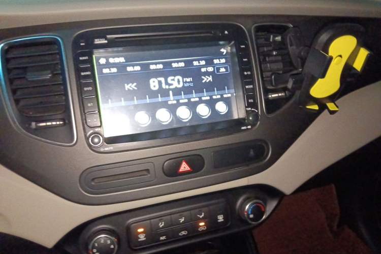Used Kia Carens 2013 2.0L 7-Seater Automatic Standard Version China IV Standard Audio And AC Panel