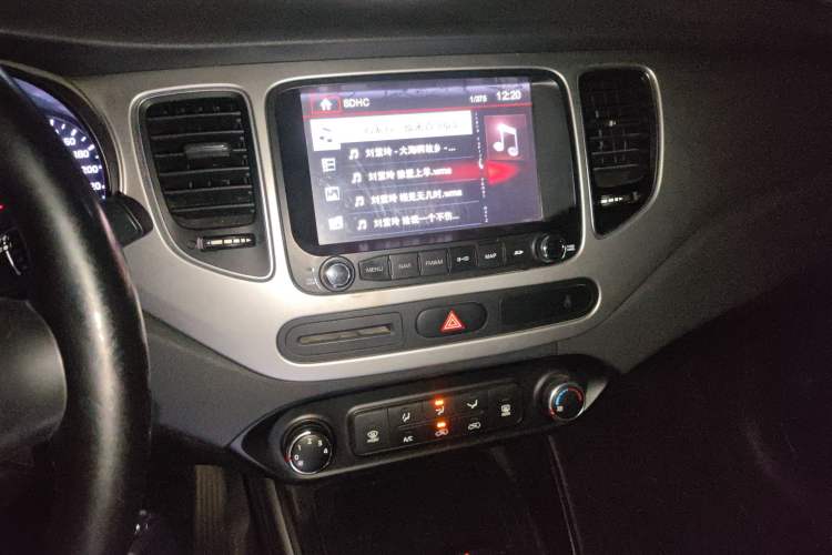 Used Kia Carens 2013 2.0L 7-Seater Automatic Standard Version China IV Standard Audio And AC Panel
