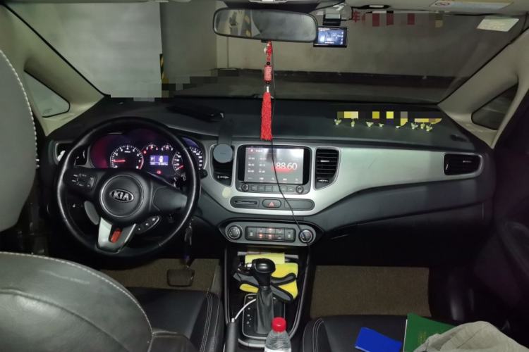 Used Kia Carens 2013 2.0L 7-Seater Automatic Standard Version China IV Standard Center Console