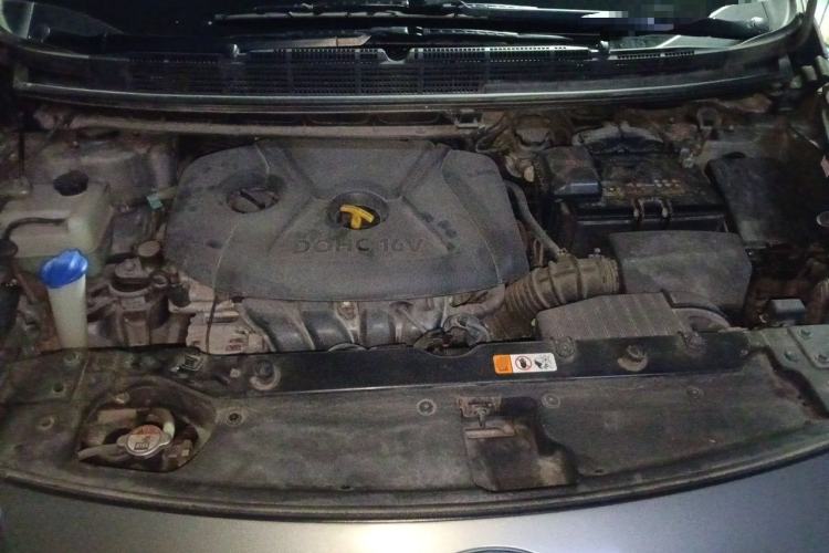 Used Kia Carens 2013 2.0L 7-Seater Automatic Standard Version China IV Standard Engine Bay