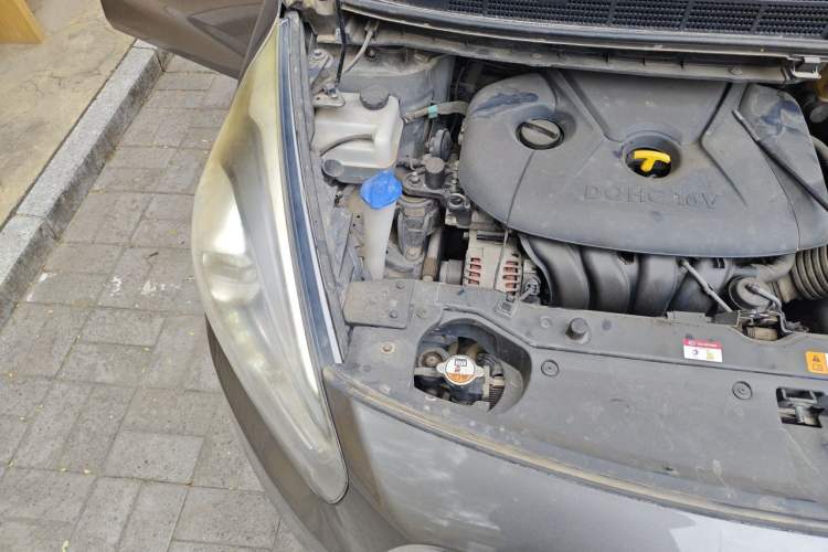 Used Kia Carens 2013 2.0L 5-Seater Automatic Standard Version China IV Standard Engine Bay Right