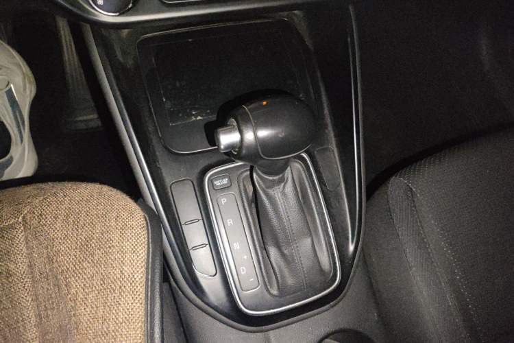Used Kia Carens 2013 2.0L 7-Seater Automatic Standard Version China IV Standard Gear Lever